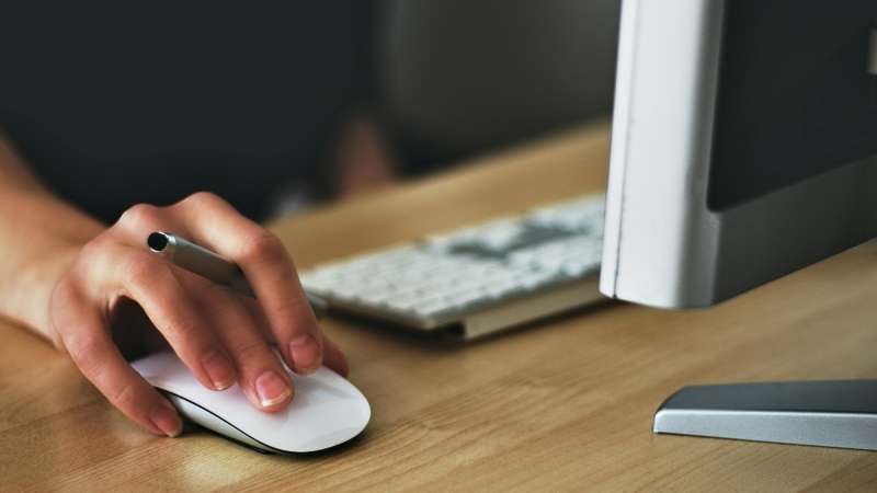 una ragazza usa un mouse ottico wireless